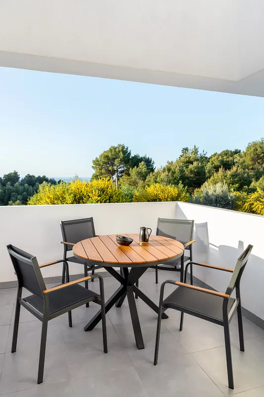 Vendita Finale Set da tavolo rotondo Ø100 cm in legno di eucalipto e 4 sedie da giardino impilabili in alluminio Archer