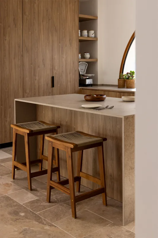 Sconto Sgabello alto 65 cm in legno di acacia e corda intrecciata Tenay