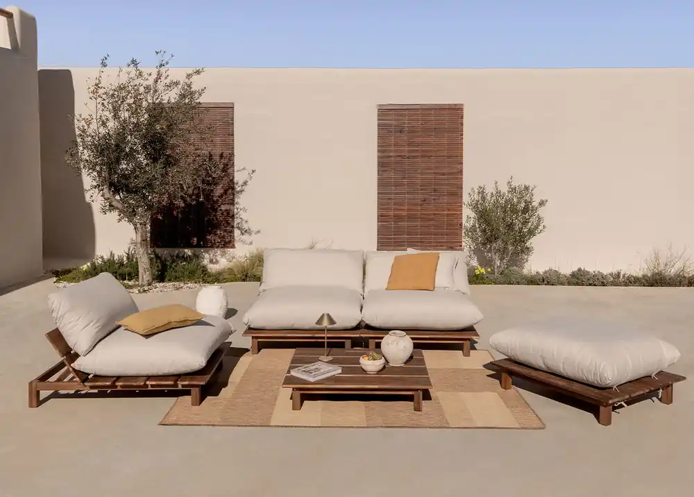 Occasione Imperdibile Set da giardino con divano reclinabile modulare da giardino 3 pezzi con tavolino e pouf in legno di acacia Brina