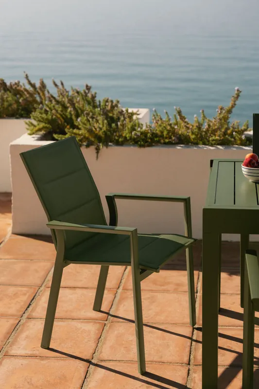 Novità Sedia da giardino impilabile con braccioli in alluminio Karena