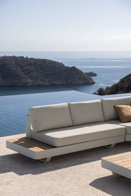 Divano modulare da giardino a 2 posti in alluminio con tavolino laterale sinistro in legno di teak Yarilo Di Tendenza