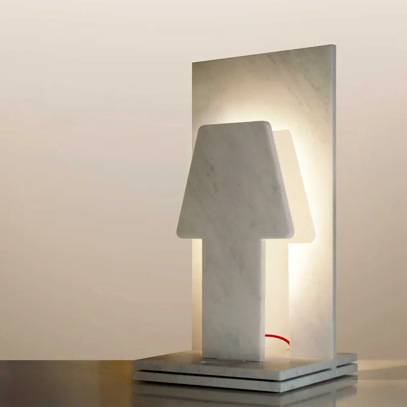 Carraros marmuro stalinė lempa PIÙ O MENO, sukurta Paolo Ulian, Cyrcus Design gamybai Subito Disponibile