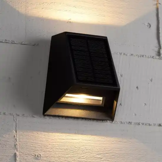 Applique luce solare da esterno nero moderno con sensore crepuscolare movimento 2w 2700k A Buon Prezzo