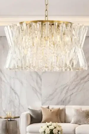 Lampadario dorato di cristalli trasparenti per salone Affare